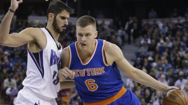 Omri Kaspi cenšas apturēt Kristapu Porziņģi
Foto: AP/Scanpix