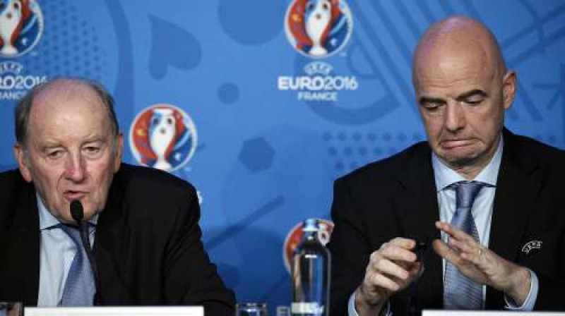 Žaks Lamberts un Džanni Infantīno Parīzē preses konferencē pirms gaidāmās izlozes
Foto: AFP/Scanpix