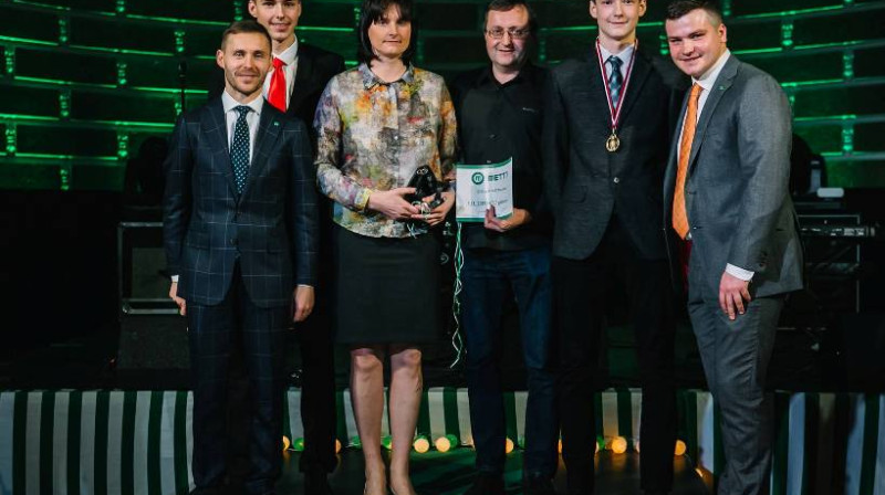 Ģirts Mihelsons un Andris Riherts kopā ar Uldriķu ģimeni
Foto: fsmetta.lv