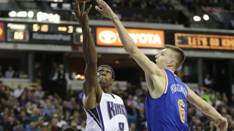 Kristaps Porziņģis cenšas bloķēt Reižonu Rondo
Foto: AP/Scanpix