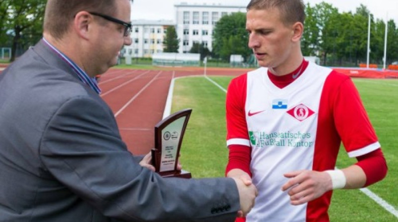 Romāns Mickevičs saņem balvu par skaistākajiem vārtiem pirmajā aplī
Foto: Māris Greidāns, www.futbolavirsliga.lv