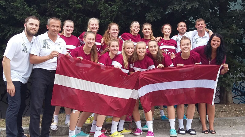 Latvijas U16 izlase un trenere Līga Alilujeva pēc uzvaras Eiropas čempionāta spēlē, kas nodrošināja ceļazīmi uz pasaules U17 čempionātu.
Foto: basket.lv
