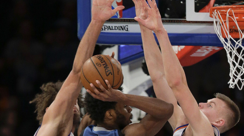 Robins Lopezs un Kristaps Porziņģis mēģina bloķēt Endrjū Viginsa metienu 
Foto: AP/Scanpix