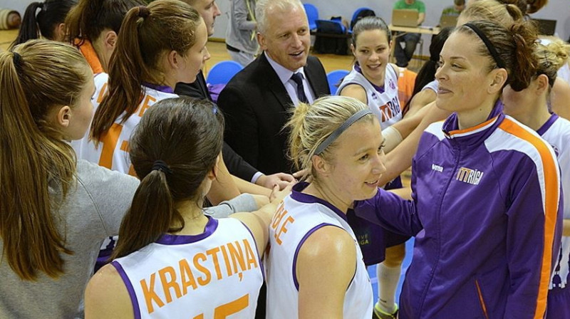 Aigars Nerips ar TTT basketbolistēm
Foto: Romualds Vambuts