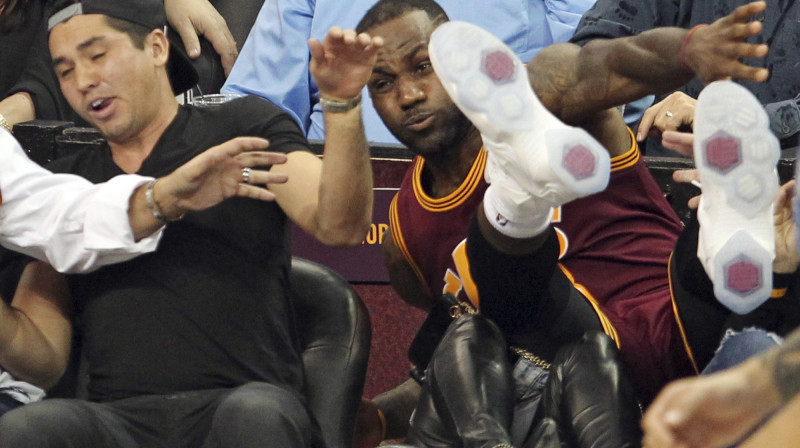 Lebrons Džeimss skatītāju pirmajā rindā ieņēmis golfa zvaigznes Džeisona Deja sievas Elijas vietu. 
Foto: AP/Scanpix