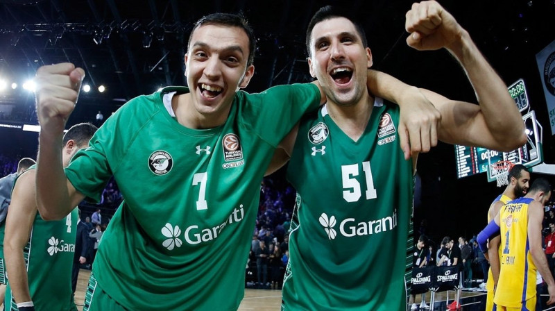 Milko Bjeļica un Metins Turens priecājas par "Daruššafaka" iekļūšanu "Top 16" turnīrā
Foto: euroleague.net