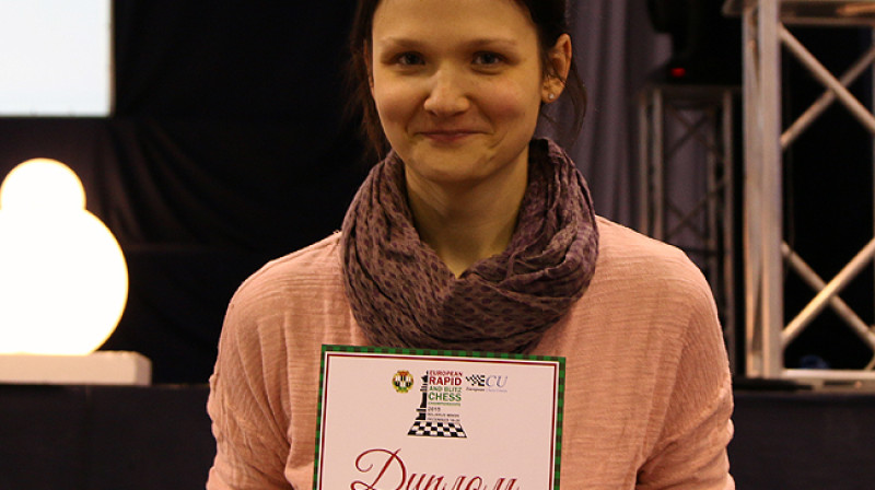 Laura Rogule ar diplomu Minskā 
Foto: sahafederacija.lv