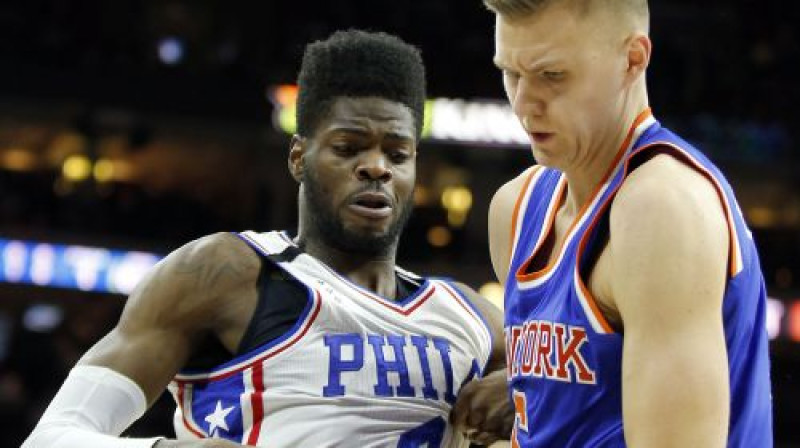 Nerlenss Noels un Kristaps Porziņģis cīņā par bumbu
Foto: AP/Scanpix