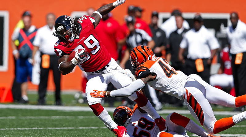 Stīvens Džeksons (ar bumbu) pārstāvot Atlantas "Falcons" 2014. gadā.
Foto: AFP/Scanpix