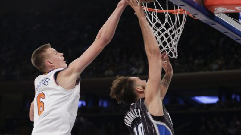 Kristaps Porziņģis bloķē Evana Furnjē metienu
Foto: AP/Scanpix