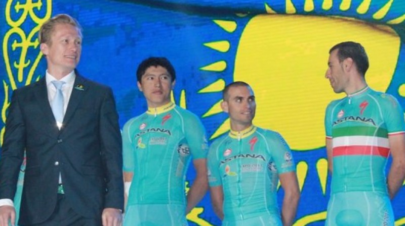 Astanas jaunās komandas prezentācija: Aleksandrs Vinokurovs (pa kreisi), Vinčenco Nibali (pa labi)
Foto: velolive.com / vk.com/astana_proteam