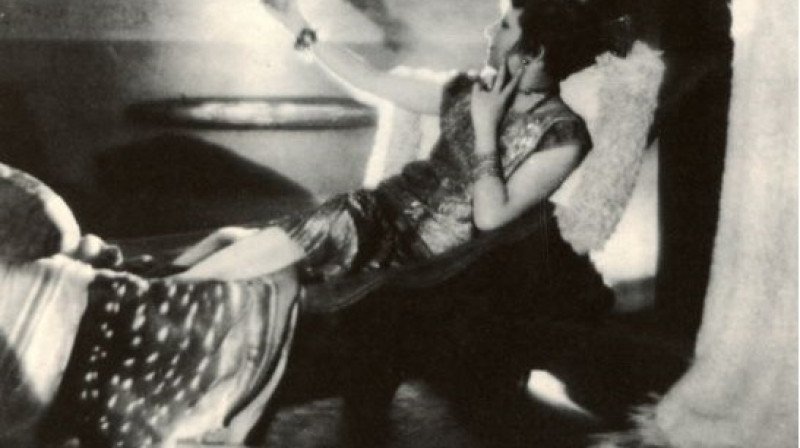 Eilīna Greja (Eileen Gray). Sjūzena Talbo dīvānā “Pirogue”. 1922. Publicitātes attēls