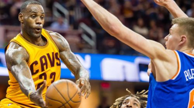Lebrons Džeimss pret Kristapu Porziņģi
Foto: AFP/Scanpix