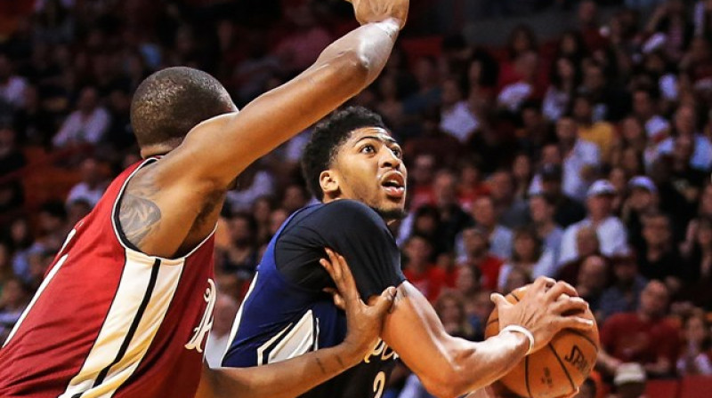 Entonijs Deiviss pret Krisu Bošu
Foto: AFP/Scanpix