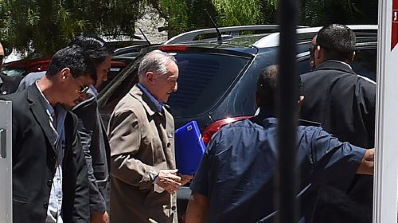 Euhenio Figeredo (gaišā uzvalkā) tiek izdots ASV varas iestādēm
Foto: AFP/Scanpix