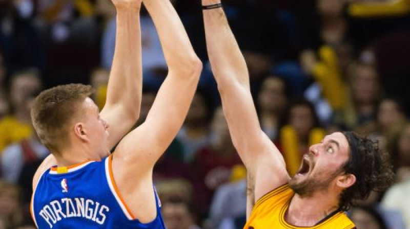 Kristaps Porziņģis iepriekšējā spēlē pret Kevinu Lavu
Foto: AFP/Scanpix