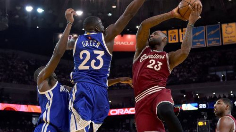 "Warriors" aizsardzība Lebronu Džeimsu groza tuvumā šonakt apturēja uzkrītoši bieži
Foto: AFP/Scanpix