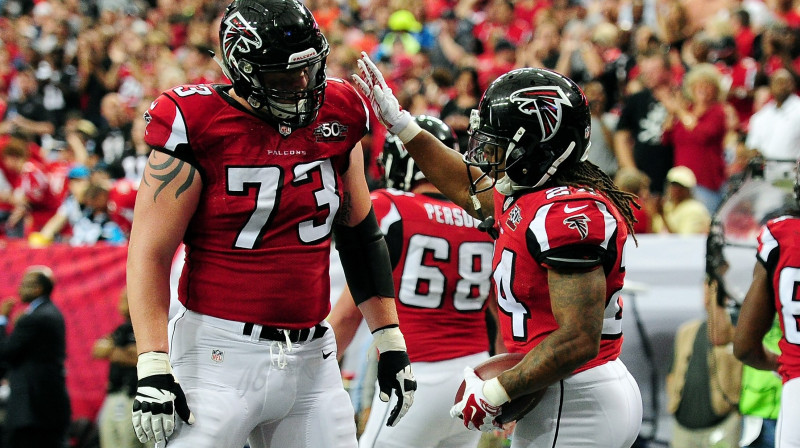 Atlantas "Falcons" svin Devontas Frīmena (no labās) piezemējumu.
Foto: AFP/Scanpix