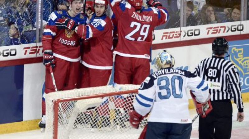 Krievijas spēlētāji līksmo pēc gūtajiem vārtiem
Foto: AP/Scanpix