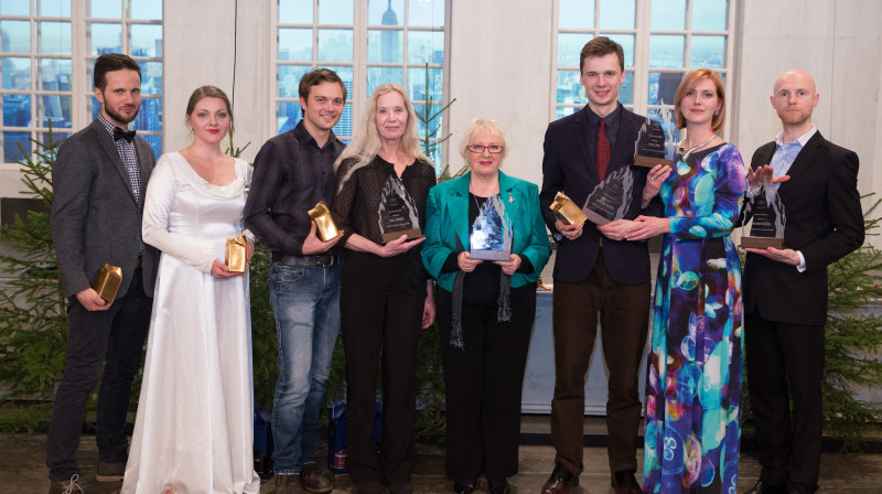 Attēlā: (no kreisās) režisors Reinis Suhanovs, aktieri Māra Mennika, Kārlis Neimanis, Dace Everss, Lelde Kalēja, Mārtiņš Meiers, Elīna Vāne, Ivo Martinsons 
Foto: Matīss Markovskis