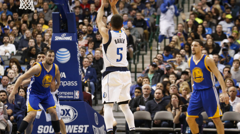 "Warriors" aizsardzībai atliek noskatīties, kā Džei Džei Barea gūst kārtējos punktus
Foto: AP/Scanpix