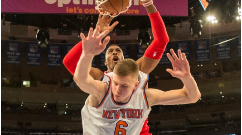 Dvaits Hovards danko pāri Kristapam Porziņģim
Foto: Gregory J. Fisher, USA Today / NBA