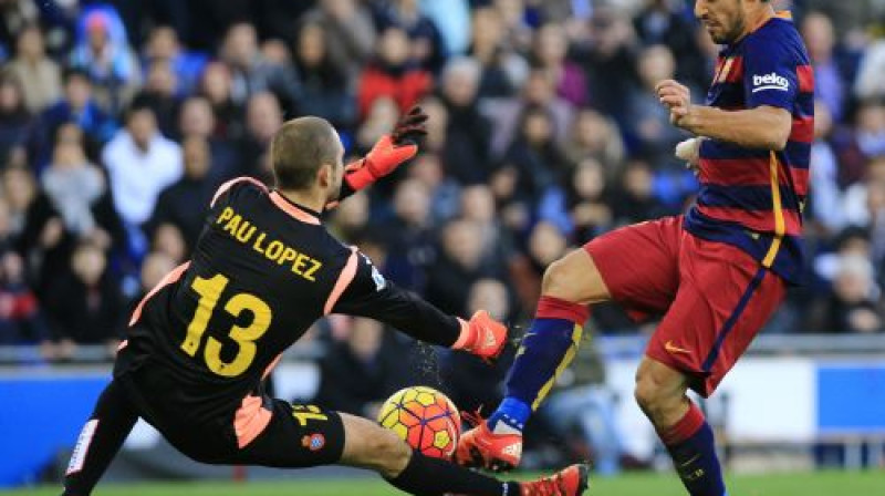 Luiss Svaress šai epizodē tika garām vārtsargam, tomēr trāpīja pa vārtu stabu
Foto: AFP/Scanpix