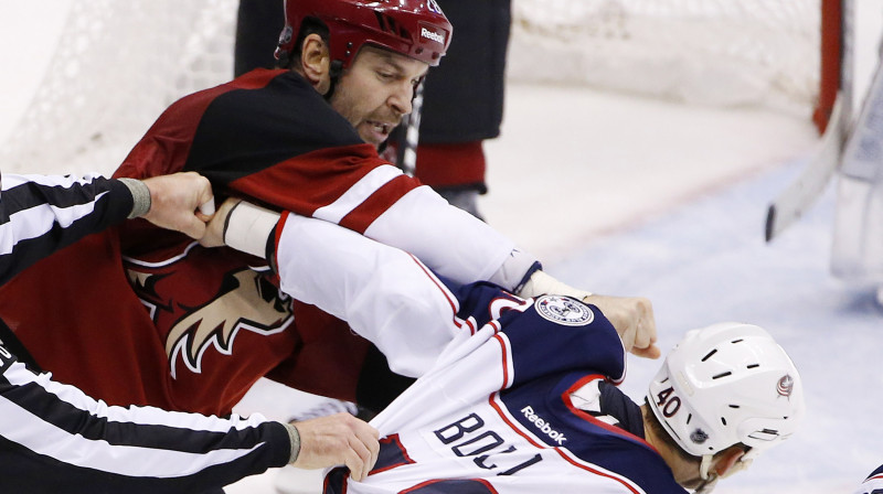 Džons Skots savā pagaidām vienīgajā sezonas kautiņā pārmāca "Blue Jackets" kausli Džeredu Bolu
Foto: AP/Scanpix