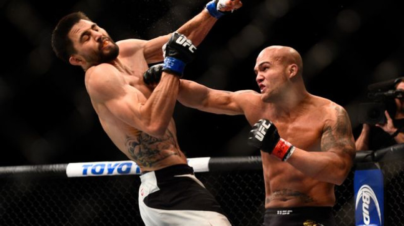 Robijs Loulers (no labās) cīņā ar Karlosu Konditu
Foto: sherdog.com