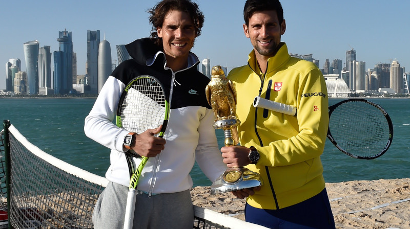 Rafaels Nadals un Novaks Džokovičs pozē ar Dohas turnīra trofeju
Foto: AFP/Scanpix
