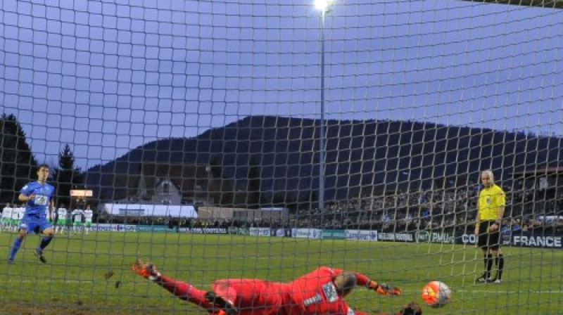 Francijas izlases kandidāts Stefans Rufjē atvaira pendeli
Foto: AFP/Scanpix