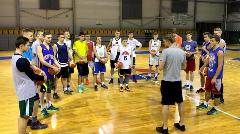 ''BK LU attīstības nometnes 2015'' dalībnieki uzklausa vienu no treneriem Uģi Viļumu. 
Foto: bk.lu.lv