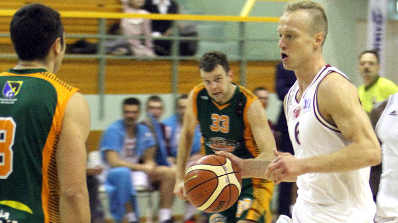 Roberts Freimanis spēlē pret "Nevežis" izcēlās ar "double-double" - 23 punkti un 10 atlēkušās bumbas
Foto: Renārs Buivids