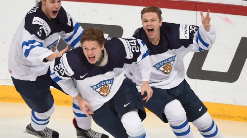 Uzvaras vārtu autors Kasperi Kapanens (vidū)
Foto: AP/Scanpix