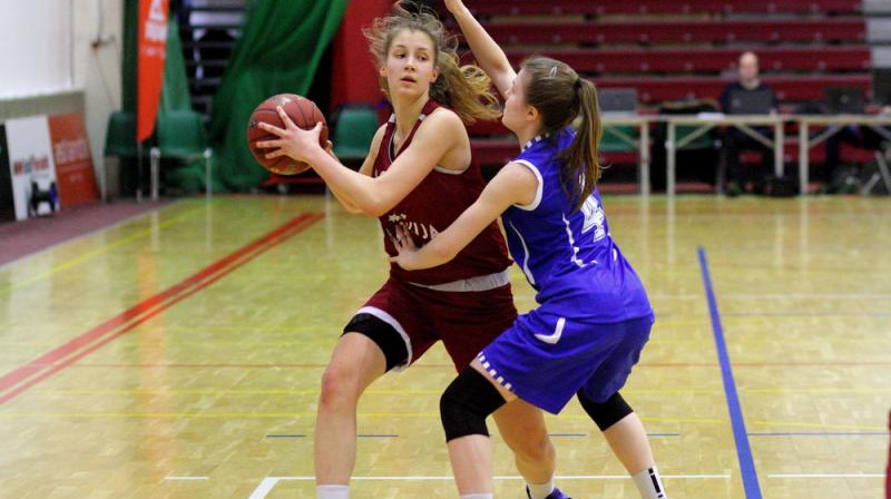 Luīze Šepte saņēma balvu, kā Latvijas U17 izlases labākā spēlētāja Baltijas jūras kausa izcīņā.
Foto: basket.22