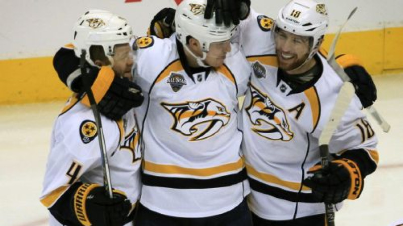 Komandas biedri apsveic Raienu Džohansenu (att. pa vidu)
Foto: AP/Scanpix