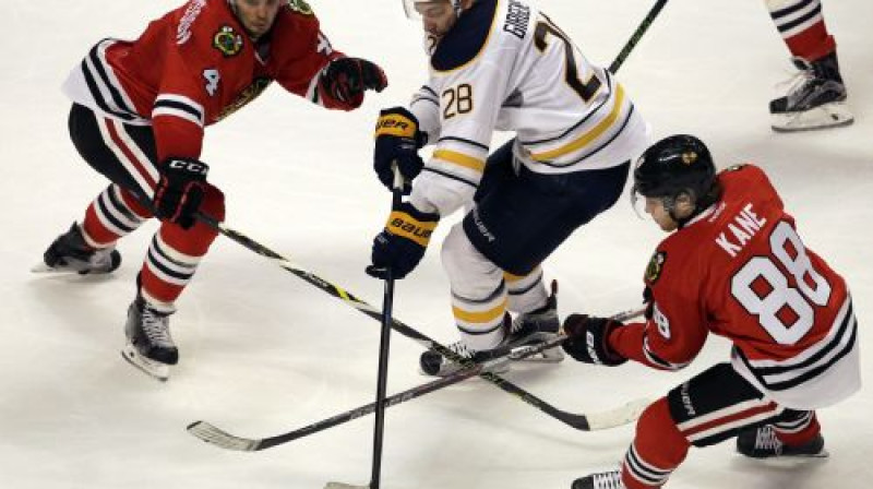 Zemgus Girgensons cīņā ar ''Blackhawks'' hokejistiem
Foto: AP/Scanpix