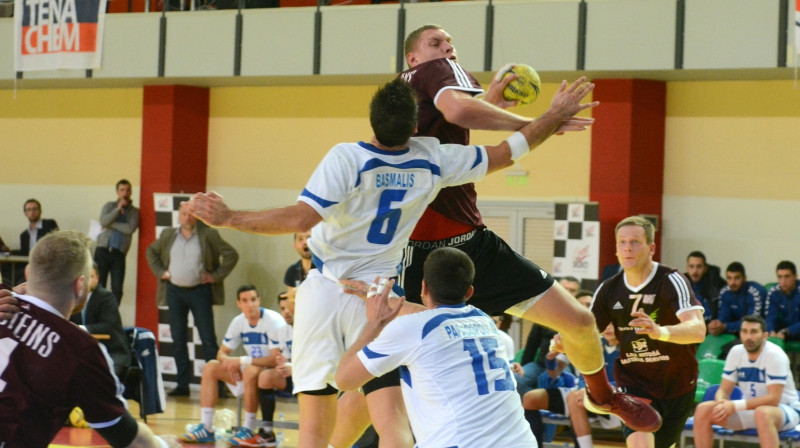 Joanis Basmalis (#6) aizsardzībā pret Daini Krištopānu. Foto: Romualds Vambuts