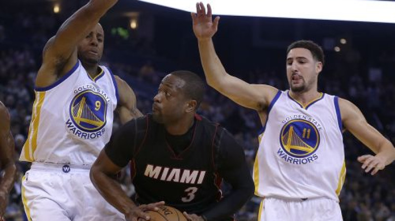 Dveinu Veidu (centrā) aptur Andrē Igudala un Klejs Tompsons
Foto: AP/Scanpix