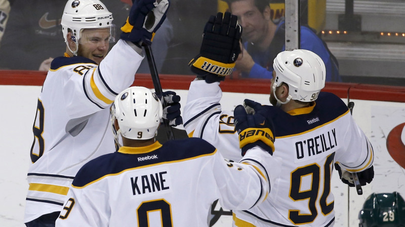 Bufalo "Sabres" hokejisti priecājas pēc pirmajiem gūtajiem vārtiem. 
Foto: AP/Scanpix