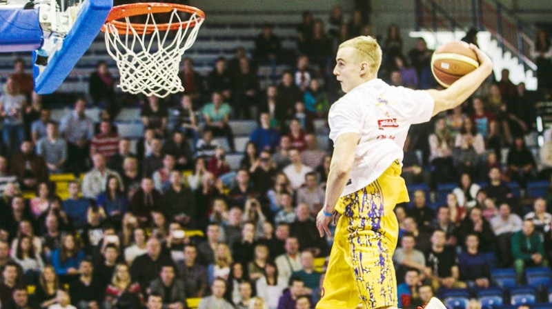 Četrkārtējs Zvaigžņu spēles ''slam-dunk'' čempions Kristaps Dārgais
Foto: Mikus Kļaviņš