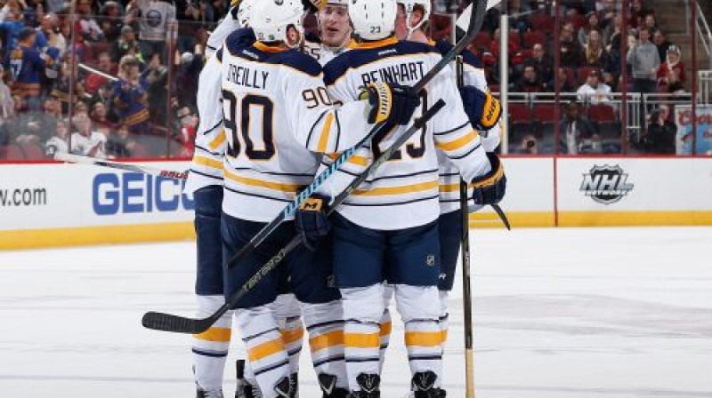 ''Sabres'' hokejisti atzīmē pirmo vārtu guvumu
Foto: AFP/Scanpix