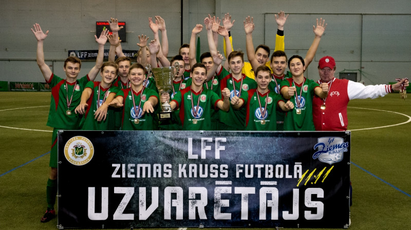 Liepājnieki svin iegūto LFF Ziemas kausa čempionu titulu U-16 vecuma grupā.