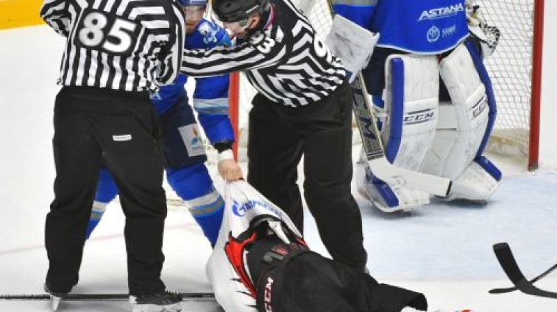 Tiesneši cenšas atgrūst Damiru Rispajevu no nogāztā Mihala Kempnija
Foto: Hcbarys.kz