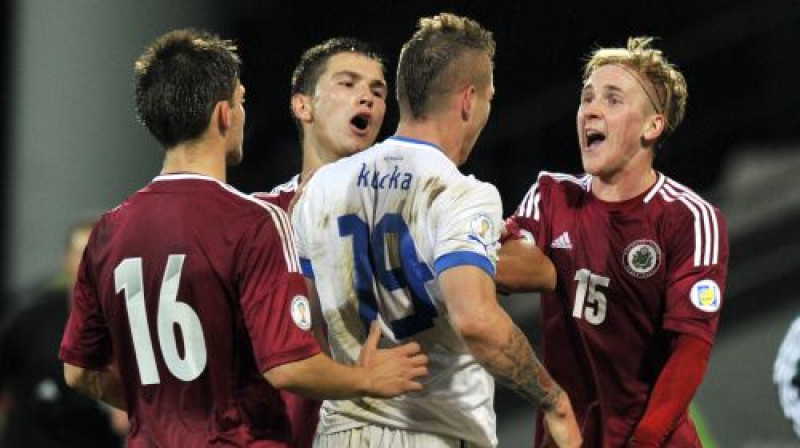 Slovākijas futbolists Jurajs Kucka (baltā) iepriekšējā mačā pret Latvijas izlasi
Foto: Romāns Kokšarovs/F64