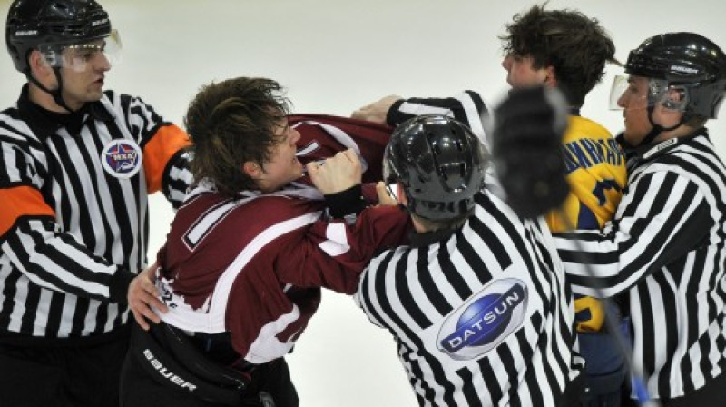 Komandas kapteinis Kristaps Zīle pret Denisu Šiņkarenko
Foto: Romāns Kokšarovs/f64