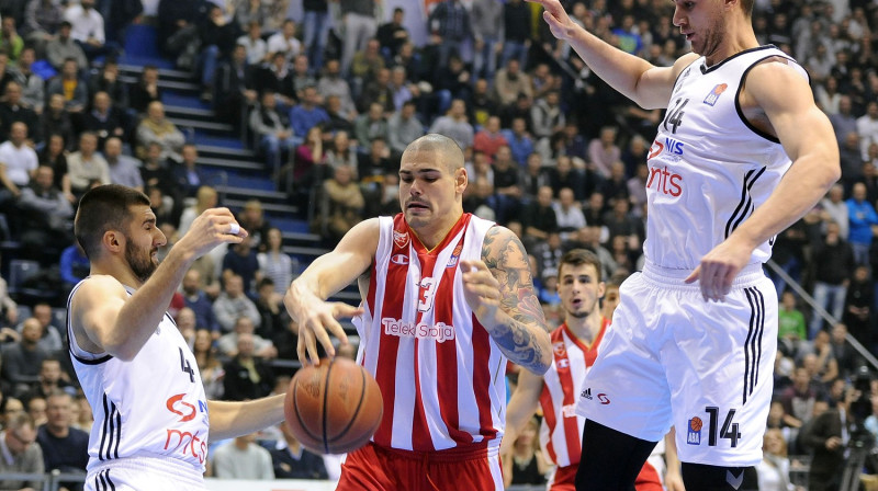 Maiks Cirbess "Partizan" aizsardzības ielenkumā 
Foto: aba-liga.com