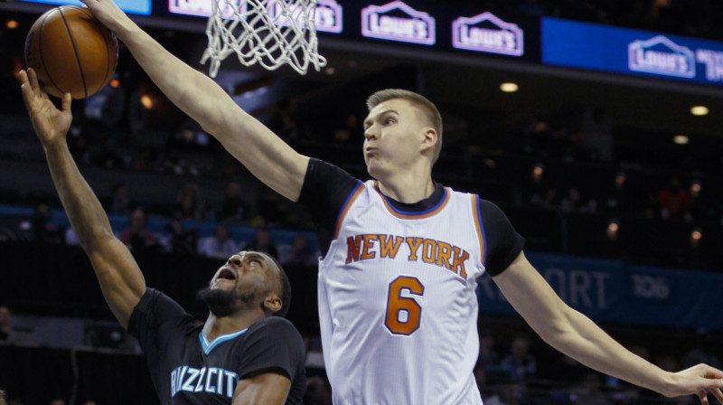 Kristaps Porziņģis 23. janvāra spēlē Šarlotē bloķē Kembu Vokeru
Foto: AP/Scanpix