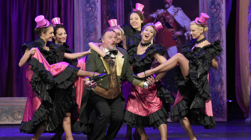 Skats no operetes "Jautrā atraitne"
Foto: Latvijas Operetes fonda arhīvs