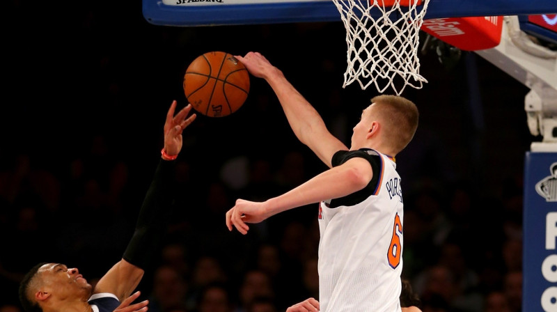 Kristaps Porziņģis bloķē Rasela Vestbruka metienu
Foto: AFP/Scanpix
